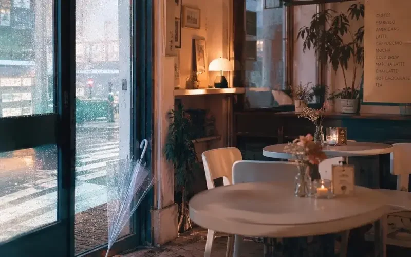 《雨巷咖啡屋》大结局解读：那把伞最后为什么留在了店里？ - AI电影头条资讯